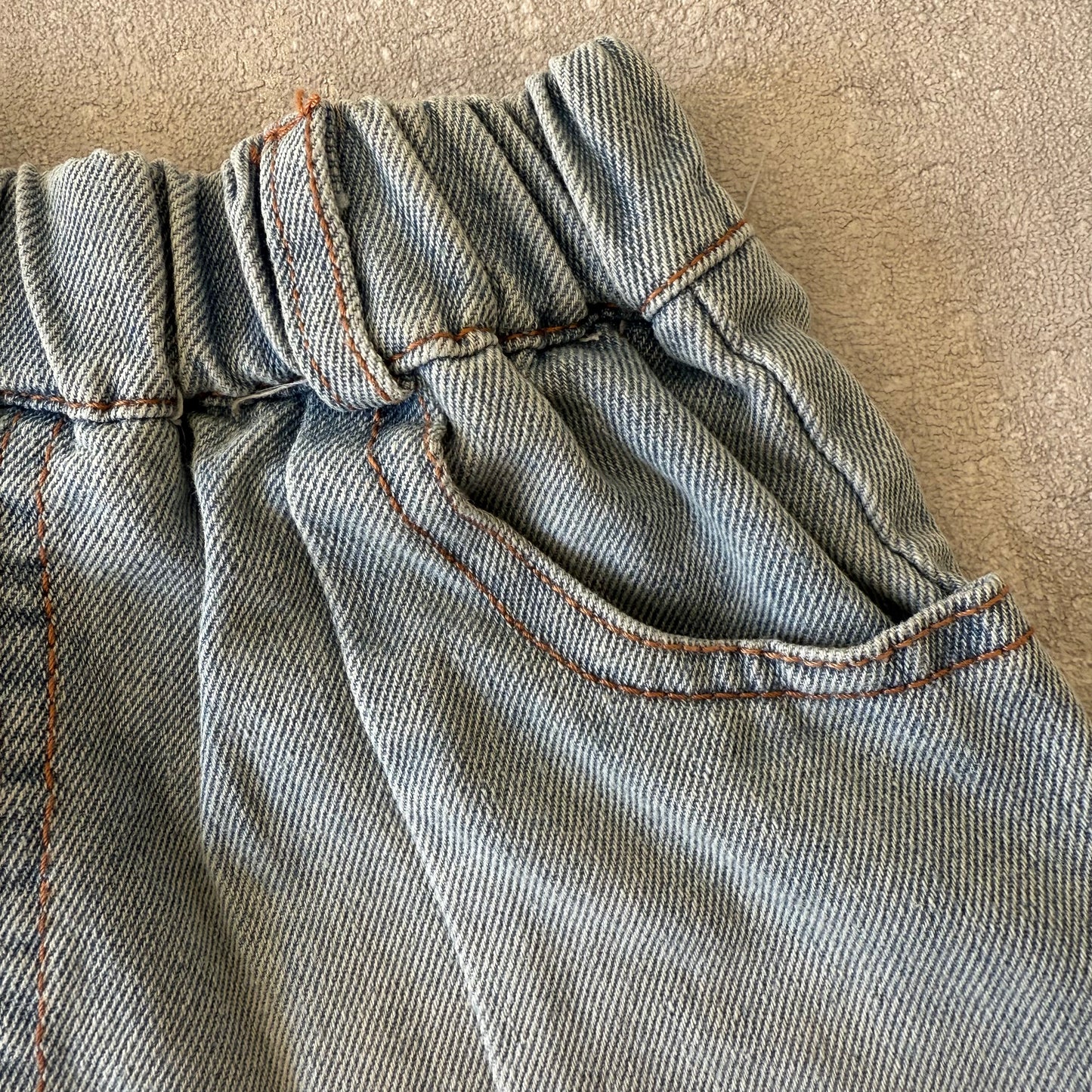 Vest met spijkerbroek