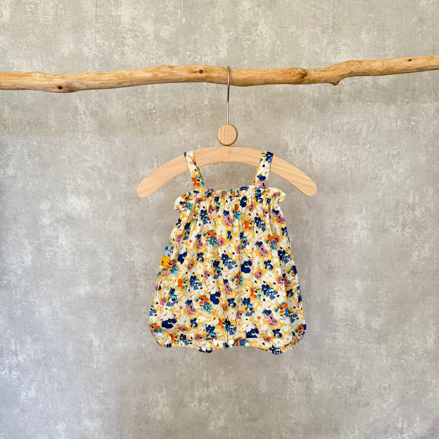 Blauw/geel bloemen rompertje