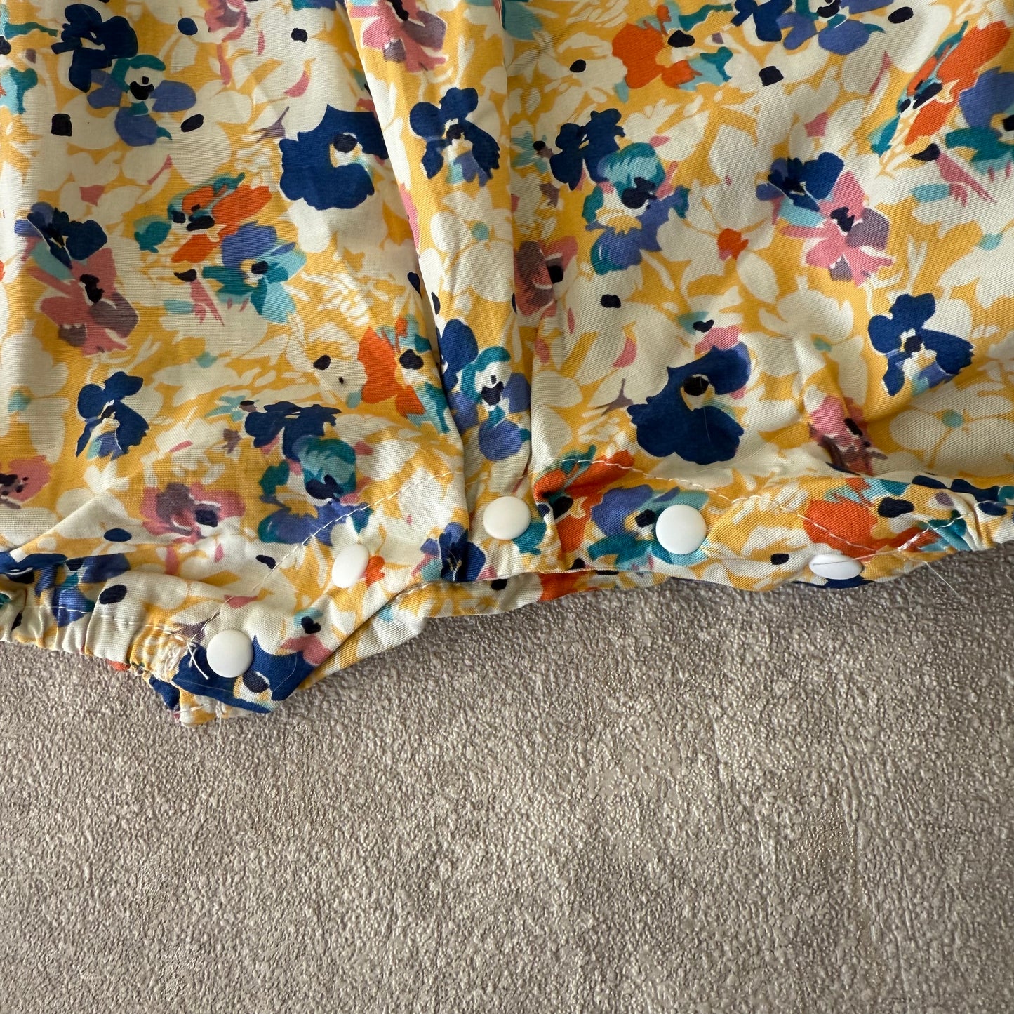 Blauw/geel bloemen rompertje