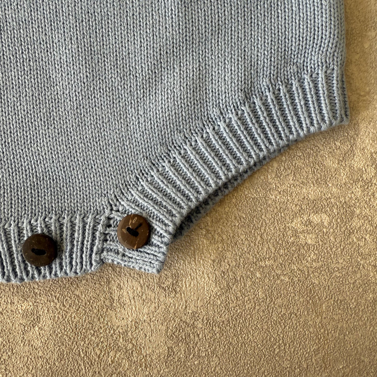 Blauw gebreid rompertje