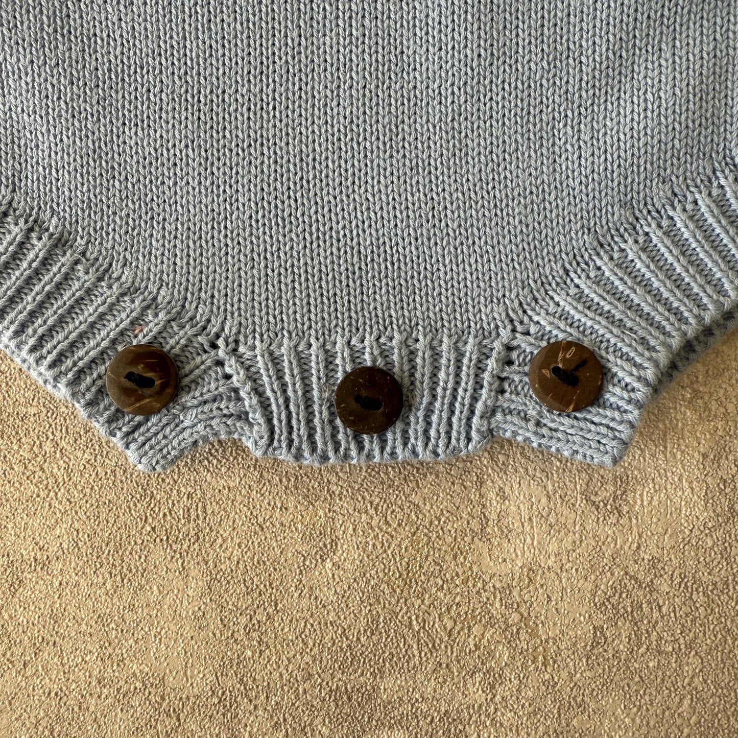 Blauw gebreid rompertje