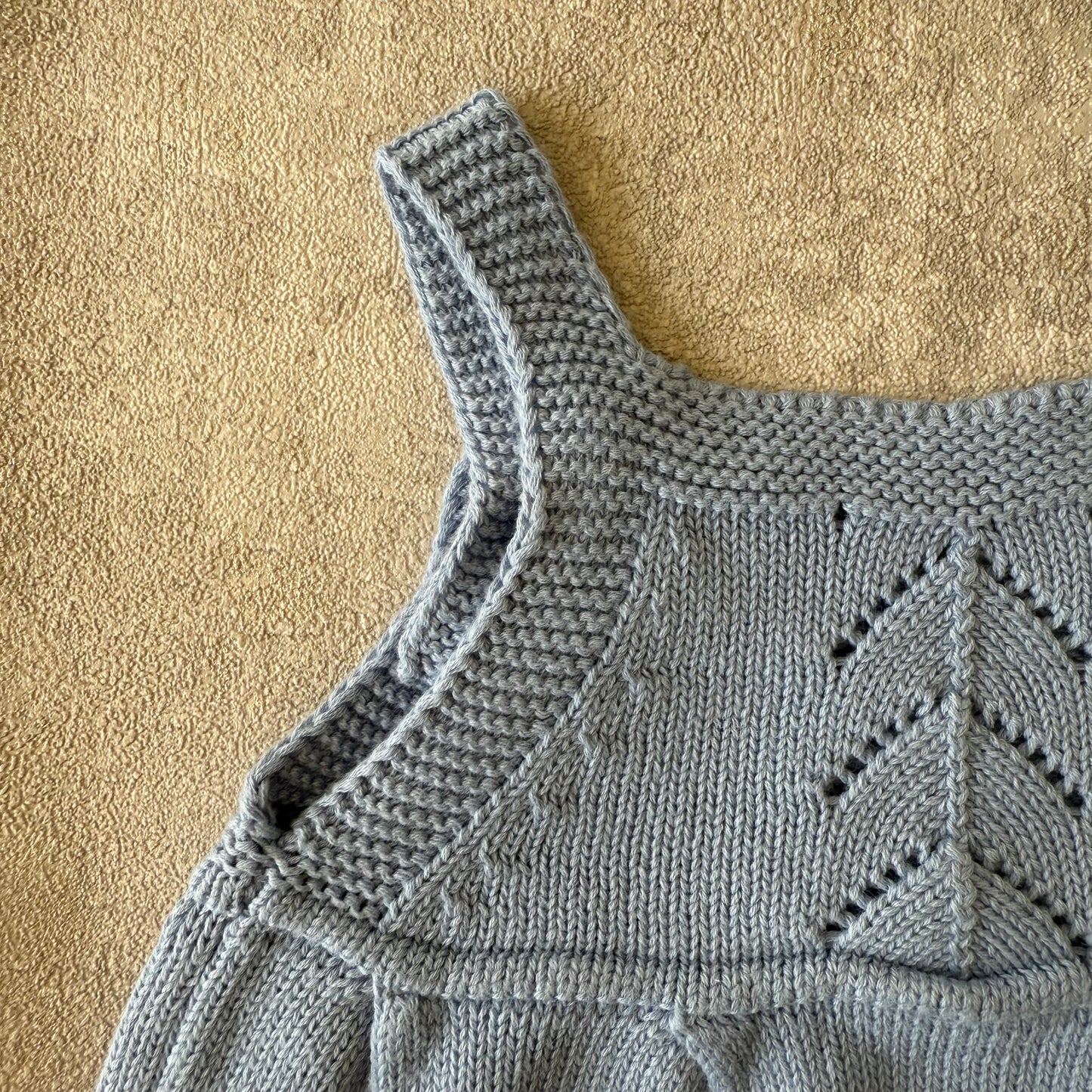 Blauw gebreid rompertje