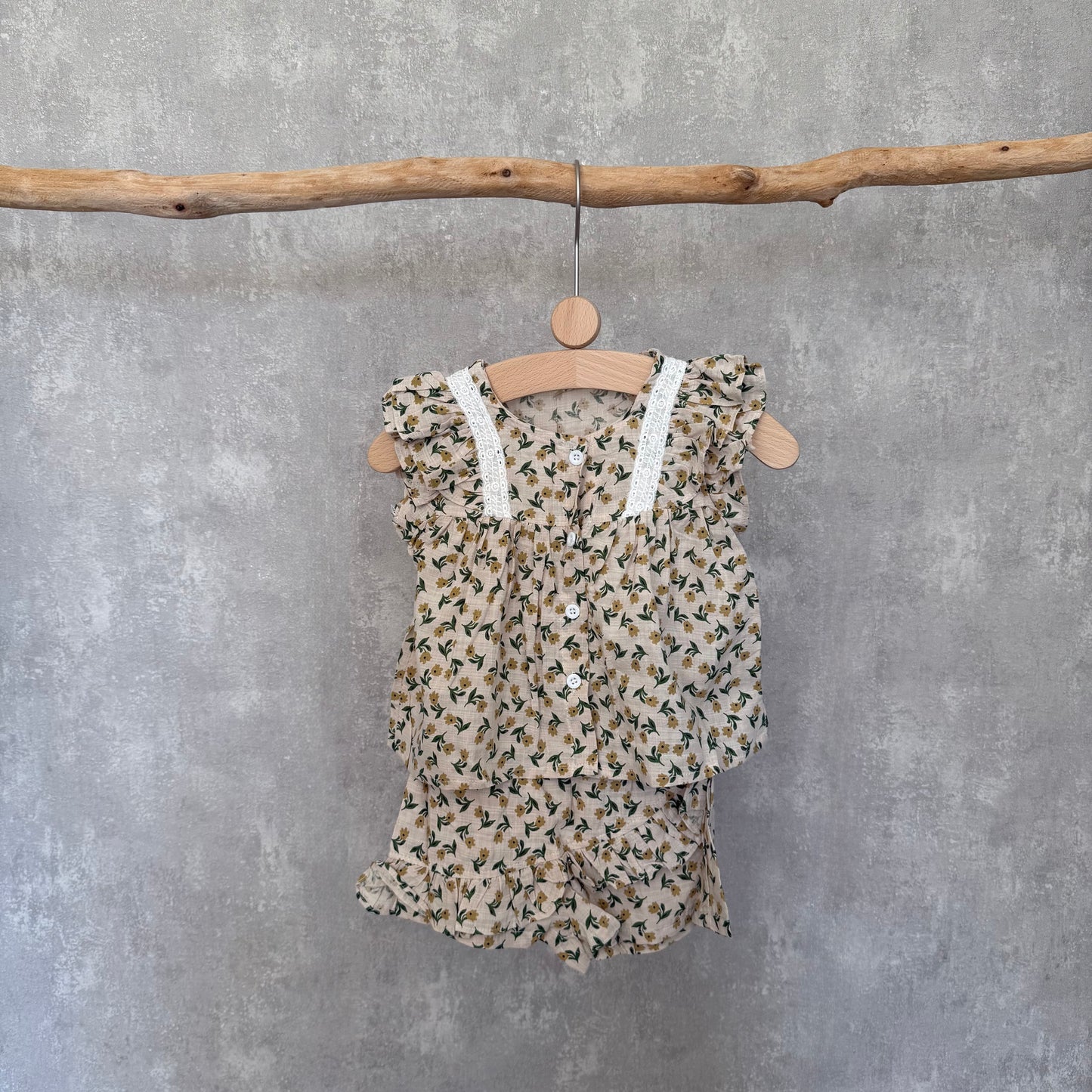 Setje van shirt en korte broek met bloemen