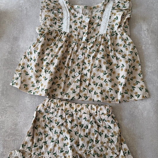 Setje van shirt en korte broek met bloemen