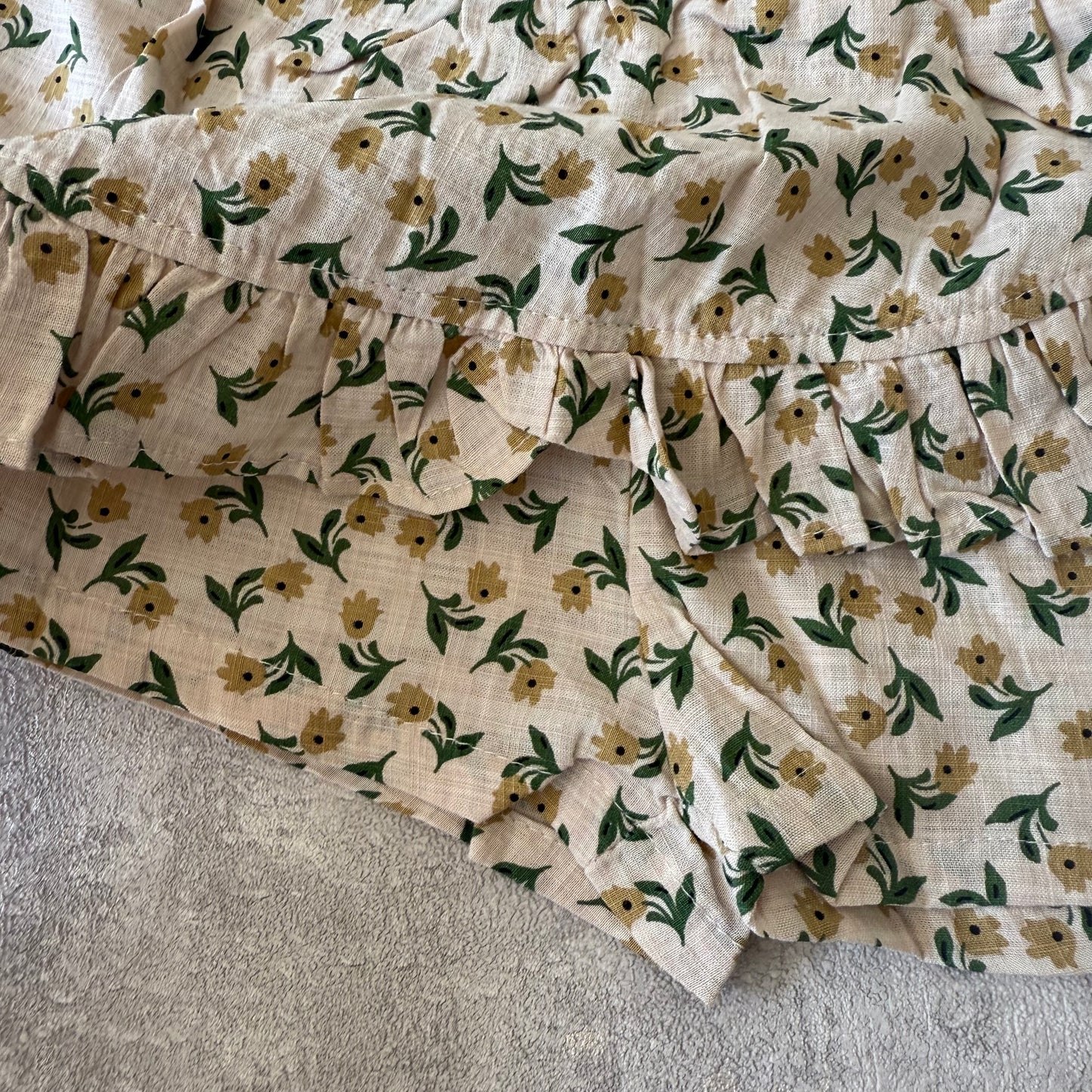 Setje van shirt en korte broek met bloemen