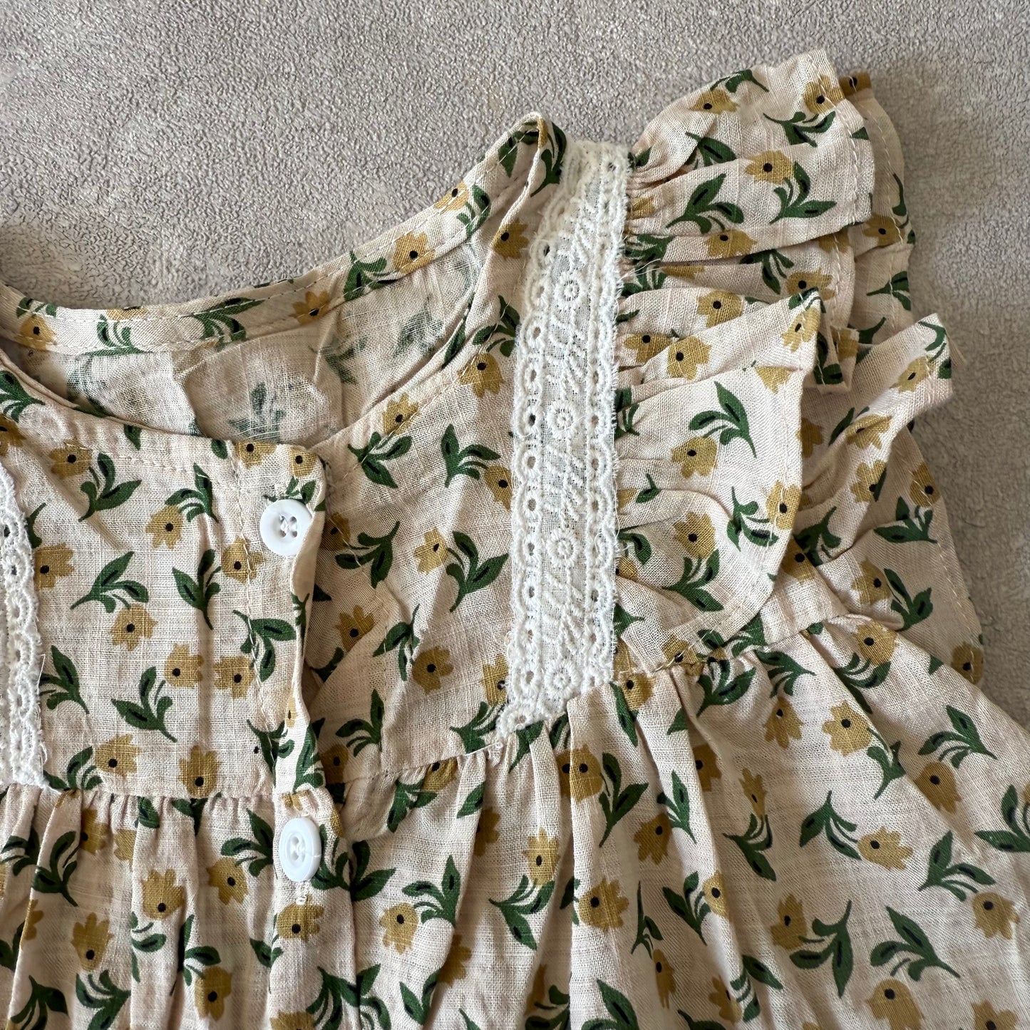 Setje van shirt en korte broek met bloemen