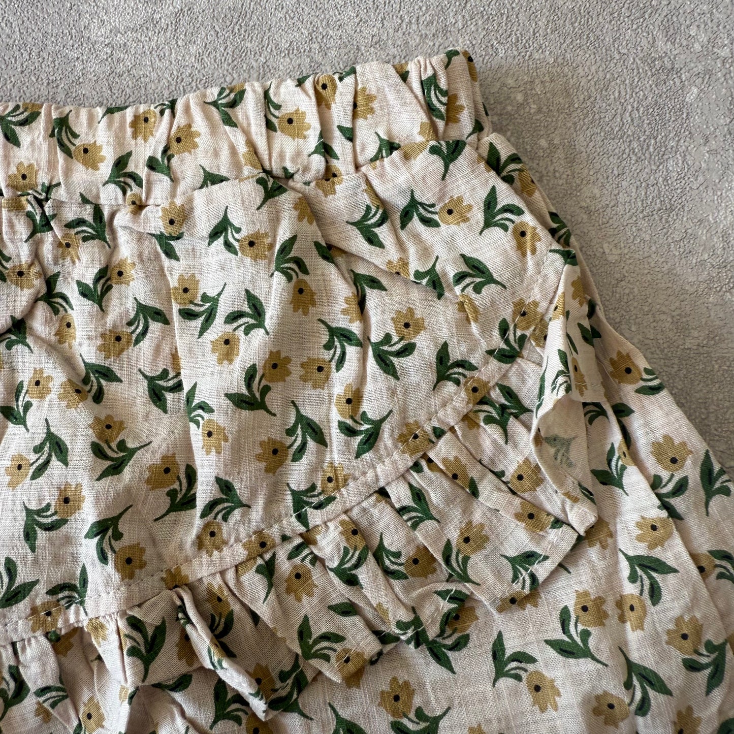 Setje van shirt en korte broek met bloemen